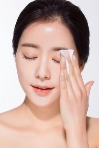 Cách sử dụng nước tẩy trang