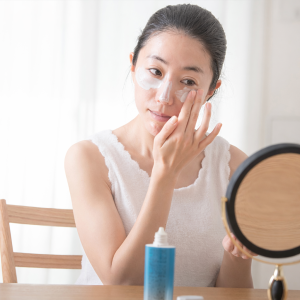 Giải đáp thắc mắc tẩy da chết có làm thu nhỏ lỗ chân lông không qua cơ chế làm sạch sâu. 